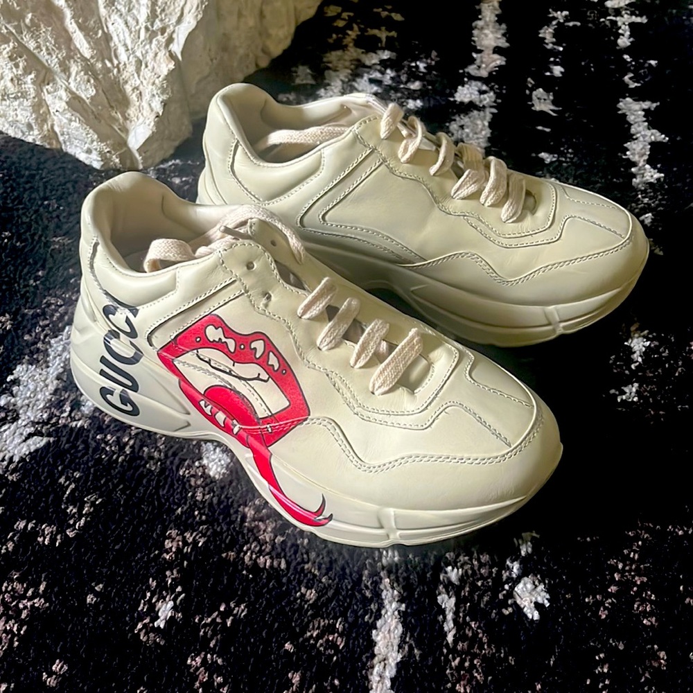 I’m selling my Gucci Shoes (first class) size 8